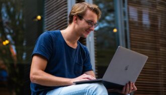 estudiante con ordenador