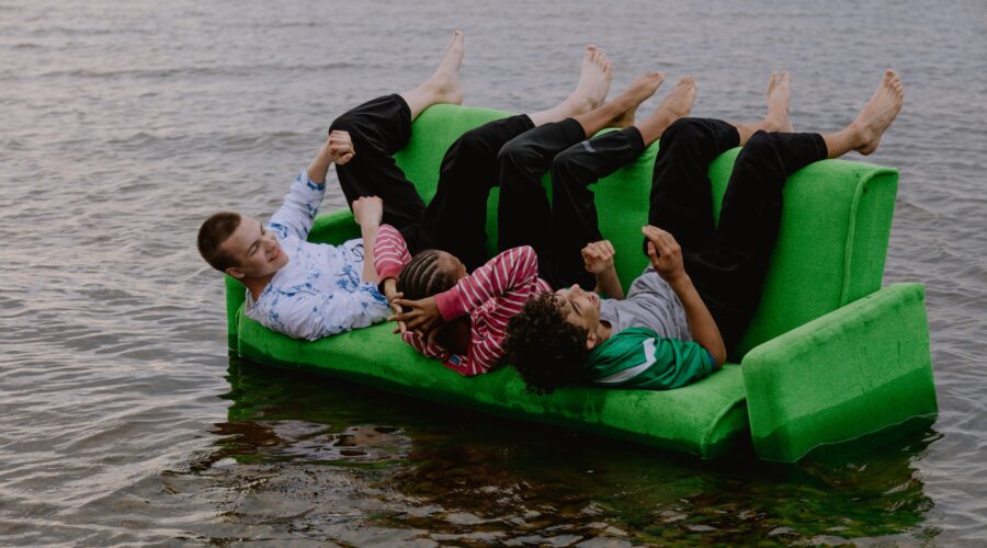 Jovenes en sofa en el agua